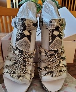 Isaac Mizrahi cork wedged  black and white snake s